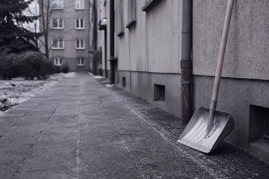 Geräumter und gestreuter Gehweg vor einem Altbau im Winter